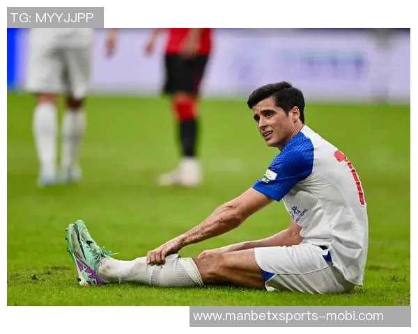 申花主帅斯卢茨基现场观战德约科维奇比赛享受偷闲时光